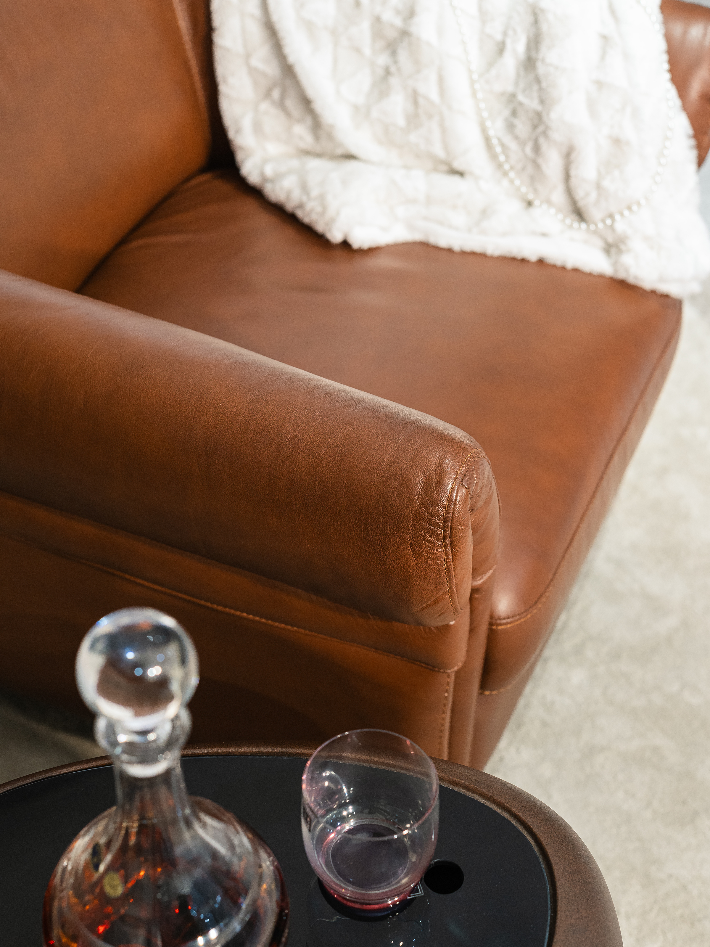 Ghế da Armchair Sara góc 2