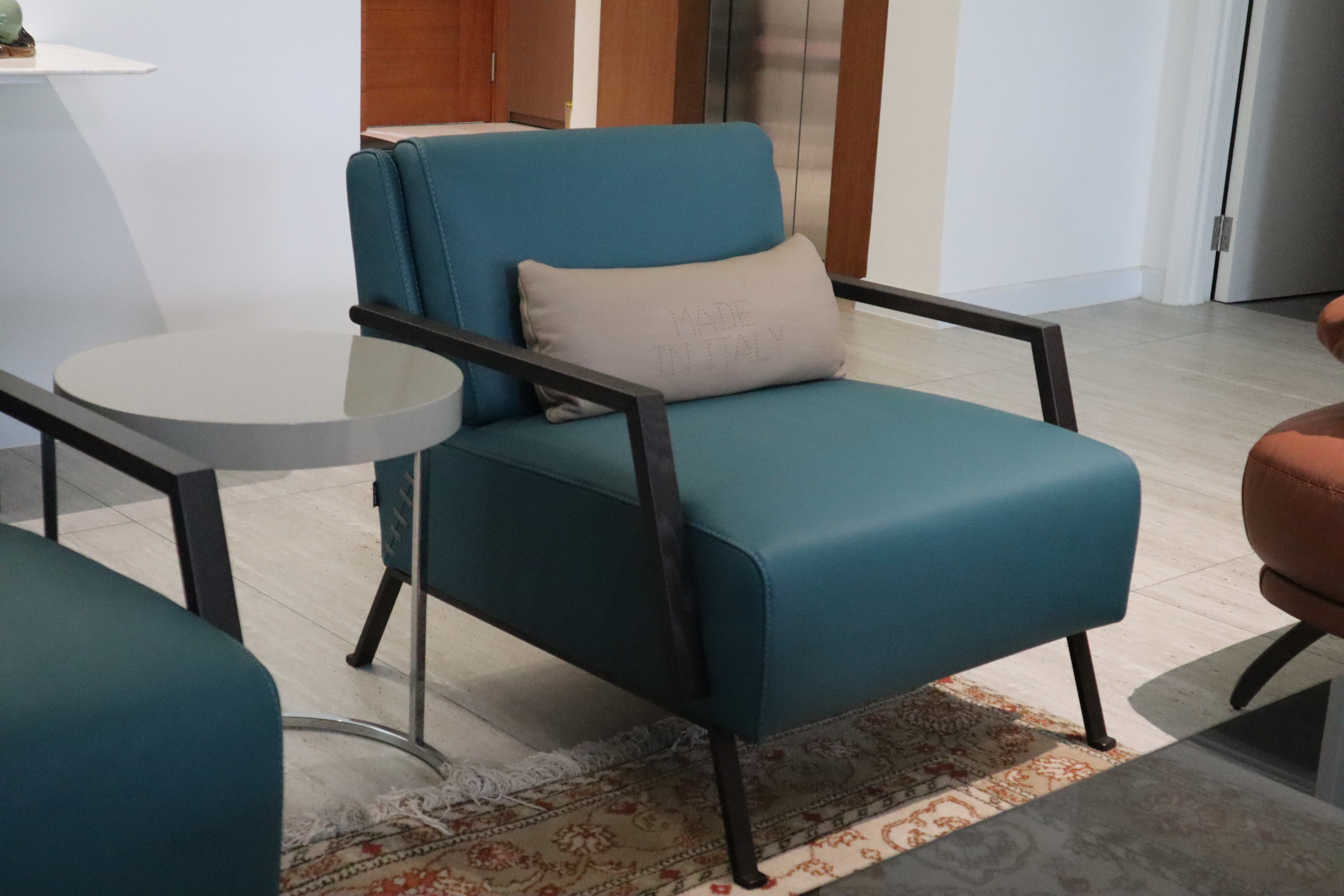 Ghế armchair Berenge góc 4